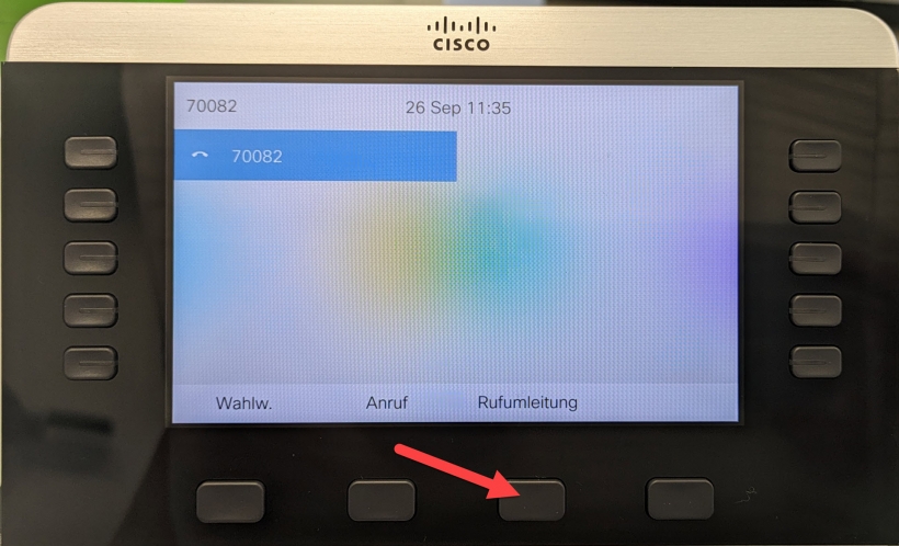 Foto: Bild vom Display eines VoIP Telefons mit Pfeil auf die Funktionstaste Rufumleitung