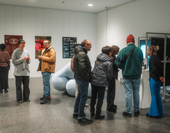 Besucher_innen der Ausstellung