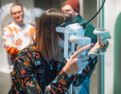 Besucher_innen der Ausstellung