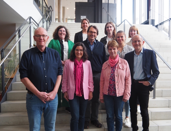 Gruppenbild von Projektbeteiligten des Verbundprojekts KomVor Pflege