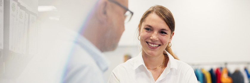 Symbolfoto Wissenschaftlerin im Gespräch