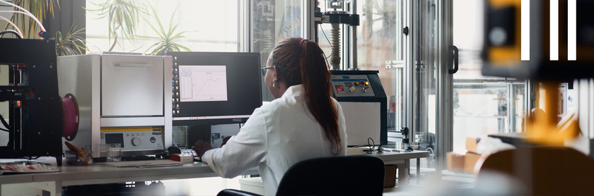 A guest researcher works in a lab at HSBI