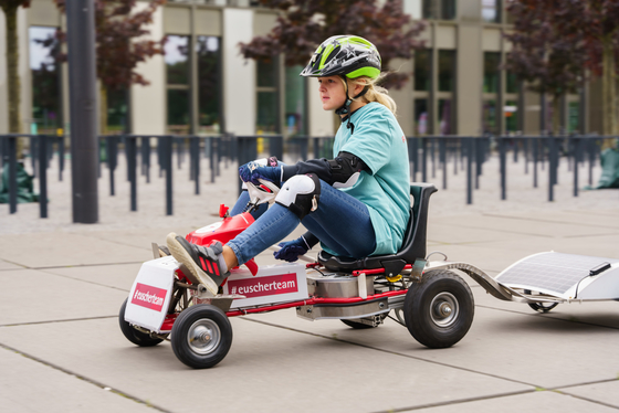 Ein Mädchen fährt auf einem Fahrzeug an der HSBI