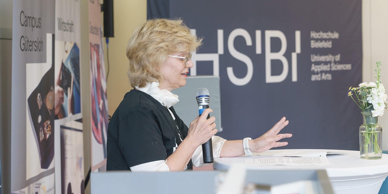 Judith Peltz hält ein Mikrofon in der Hand