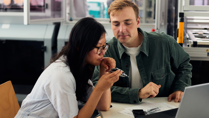 Zwei Studierende arbeitten in der IOT-Factory zusammen.