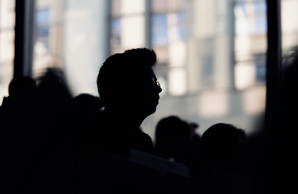 Das Profil eines Studenten ist im Hörsaal vor dem Fenster zu sehen.